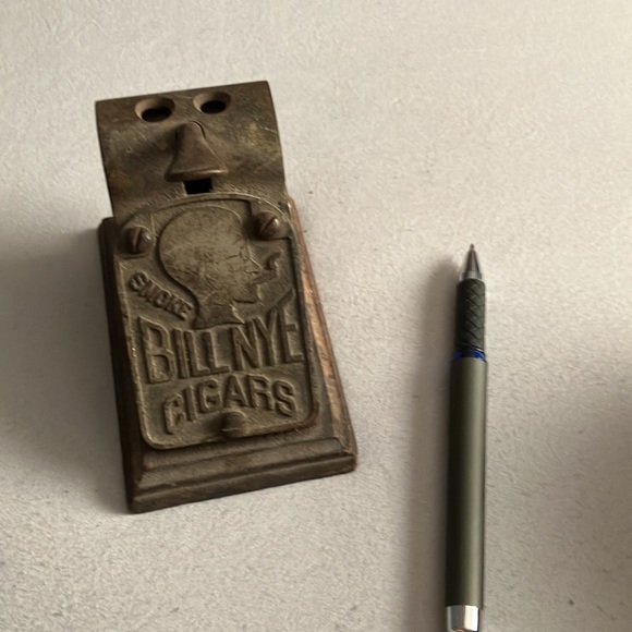 Bill Nye Cigars Vintage Cutter, original patina, good working order. Wood base. - Picture 4 of 5